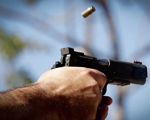 Em Manaus, jovem leva dois tiros em parada de ônibus lotada