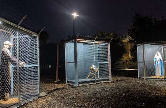 Presépio que mostra Jesus, Maria e José engaiolados intriga e viraliza na web