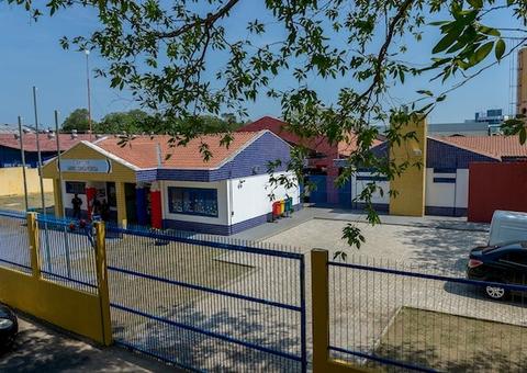 Vândalos ficam nus, defecam e destroem materiais didáticos de creche em Manaus 