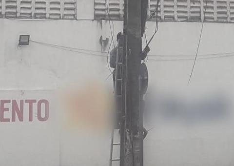 Eletricista é flagrado fazendo desvio de energia em Manaus 