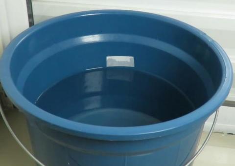 Criança morre afogada após cair dentro de balde