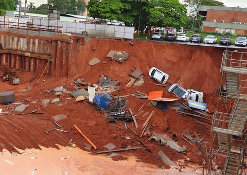 Cratera se abre e engole carros em Brasília
