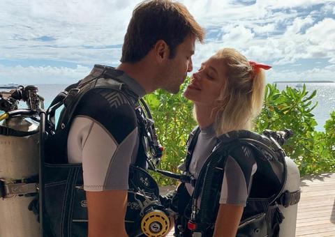 Carol Dias mostra corpão de biquíni durante lua de mel com Kaká 