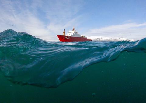 Marinha do Brasil ajuda em resgate de avião que caiu com 38 passageiros 