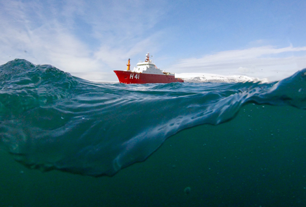 Marinha do Brasil ajuda em resgate de avião que caiu com 38 passageiros 