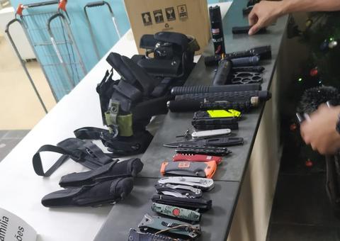 Homem é preso ao entrar no fórum com mais de 20 facas e canivetes