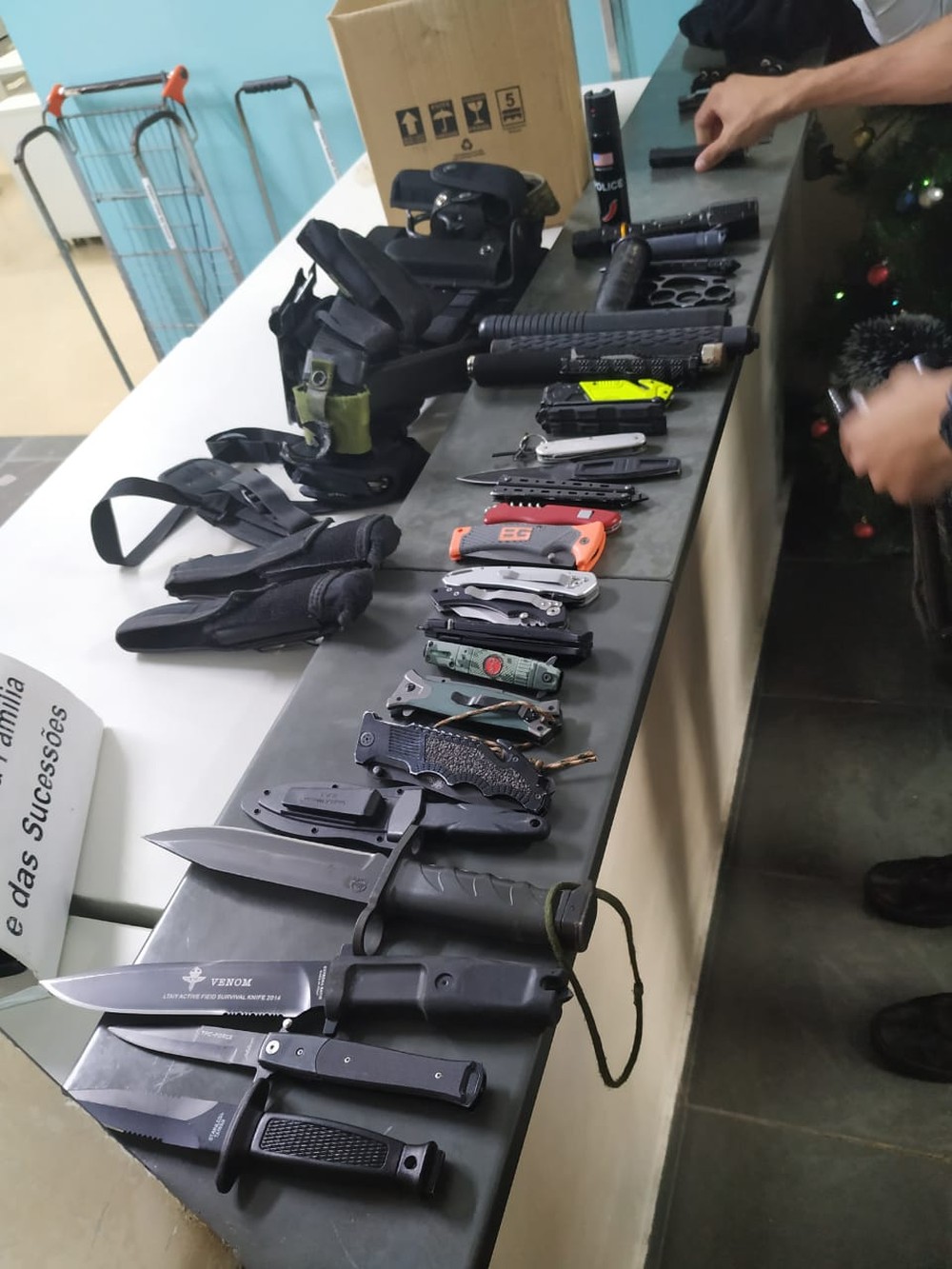 Homem é preso ao entrar no fórum com mais de 20 facas e canivetes