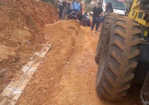 Idosa é atropelada por retroescavadeira na rua de sua casa