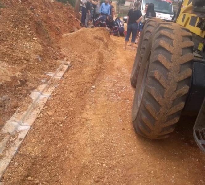 Idosa é atropelada por retroescavadeira na rua de sua casa