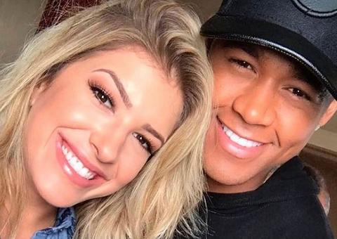 Leo Santana e Lorena Improta reatam namoro pela terceira vez 