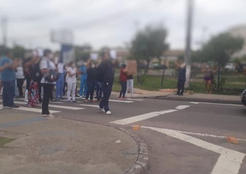 Terceirizados de maternidade protestam contra salários atrasados em Manaus