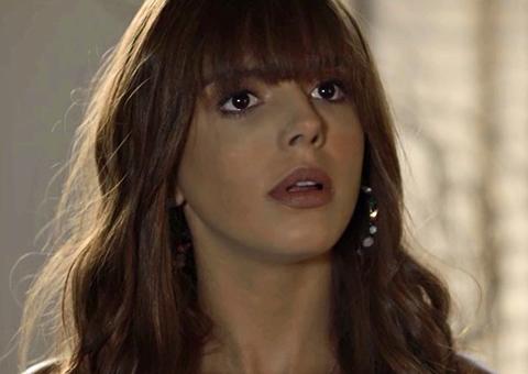 Atriz posta foto beijando micropênis em festa e movimenta a web