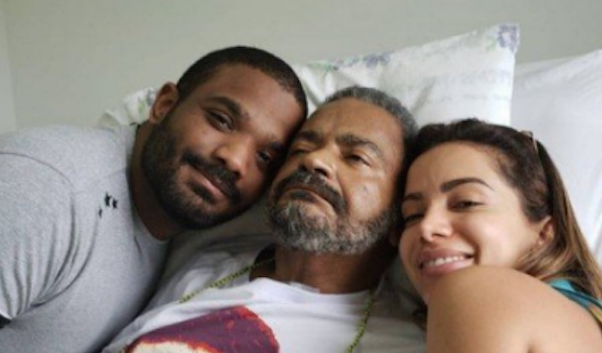 Arlindo Cruz recebe visita de Anitta em sua casa e postam foto juntos