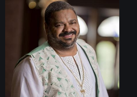 Arlindo Cruz recebe visita de Anitta em sua casa e postam foto juntos