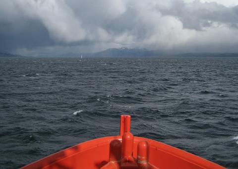 Partes de corpos de passageiros de avião militar que caiu são encontradas no Mar