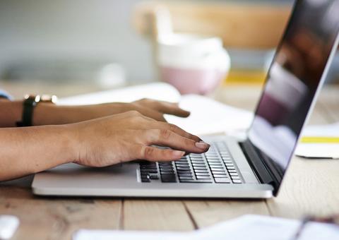 Cursos a distância superam presenciais em nota máxima