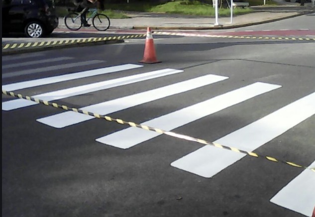 Mototaxista é espancado ao atropelar criança em faixa de pedestre em Manaus