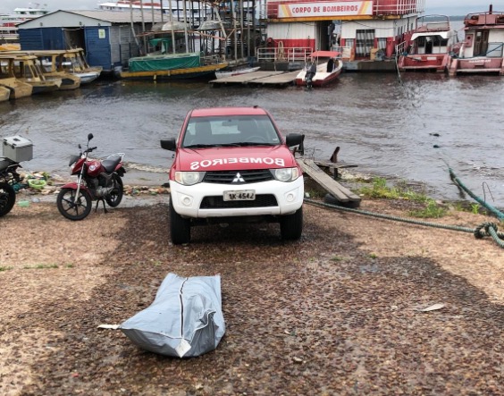 Em Manaus, catador de latinhas encontra corpo de homem boiando em rio 