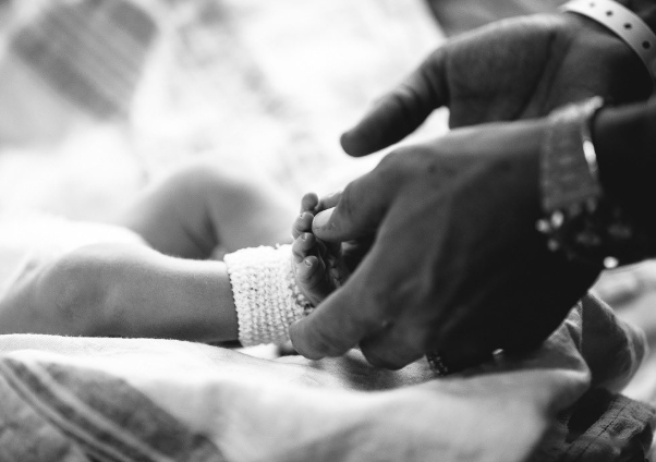 Chris Brown publica foto do filho recém-nascido e nome impressiona 