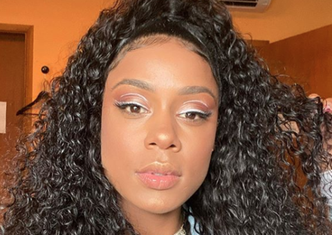 Vídeo: MC Rebecca treme o bumbum freneticamente ao mostrar exercício 