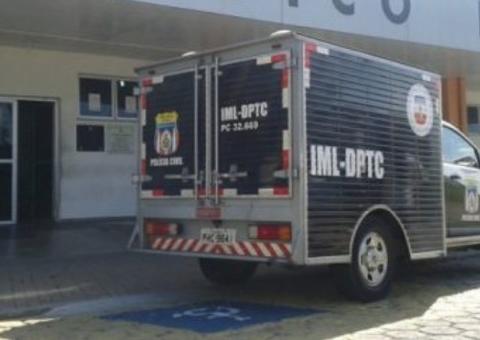 Mulher morre após moto bater em porta de carro e ser lançada na contramão em Manaus