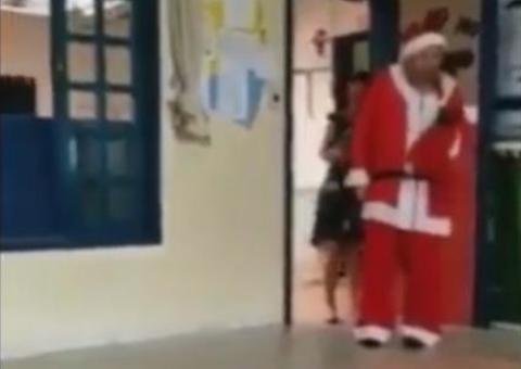 Deputado é criticado após debochar de vídeo com Papai Noel deficiente