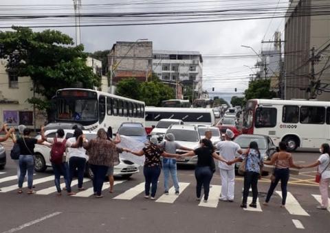 Em Manaus, terceirizados da saúde realizam protestos no Centro