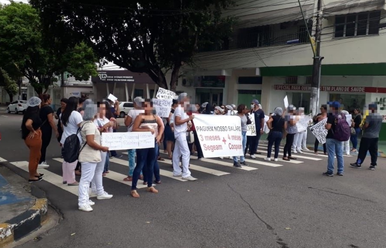 Em Manaus, terceirizados da saúde realizam protestos no Centro