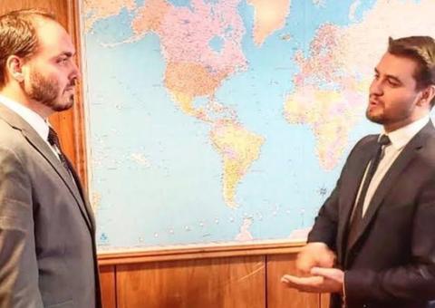 Assessor do presidente usa lema da ditadura espanhola para saudar Carlos Bolsonaro