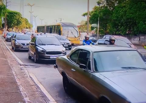 Tubulação rompe no meio de avenida e paralisa trânsito em Manaus