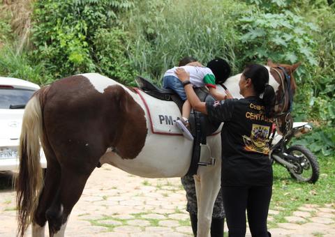 Crianças fazem passeio a cavalo como terapia em Manaus
