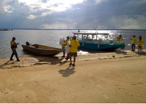 Em Manaus, grupo escoteiro faz coleta de resíduos plásticos na Ponta Negra