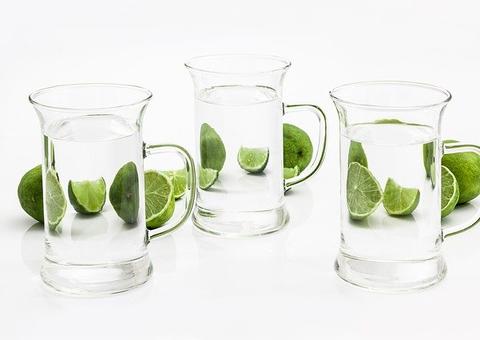 Água com limão realmente emagrece?