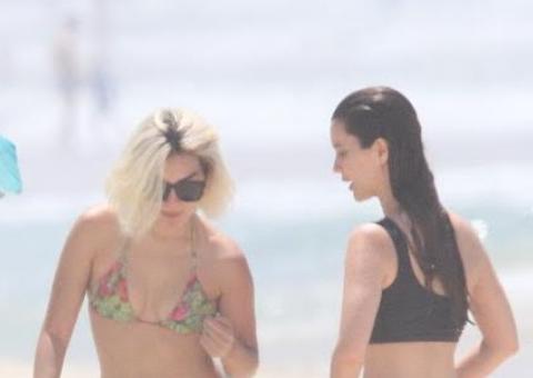 Nathalia Dill e Marina Moschen são clicadas durante dia de praia juntas; veja fotos
