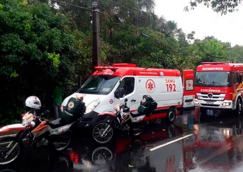  Carro capota em avenida de Manaus e vítimas ficam presas às ferragens
