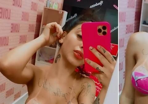 MC Mirella arranca biquíni de fita para mostrar bronze em seios e virilha