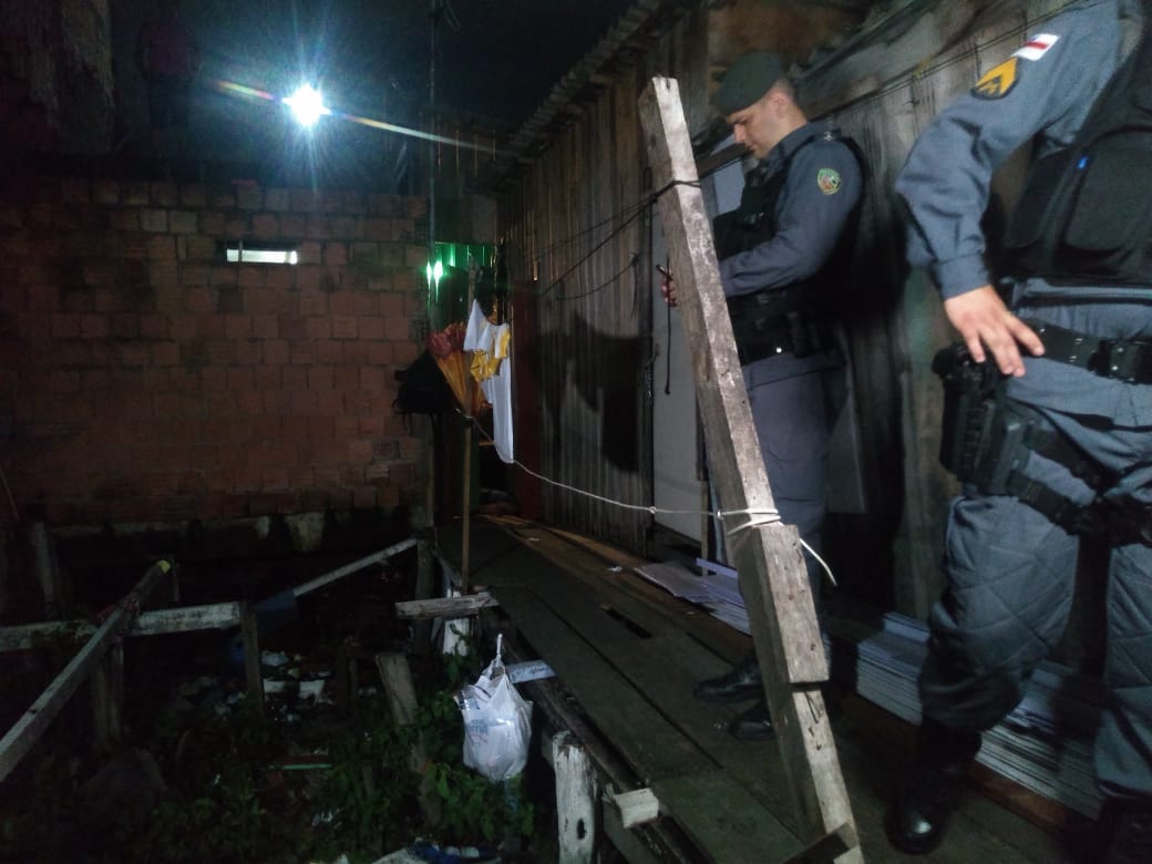 Mulher vê companheiro ser assassinado na porta da própria residência em Manaus