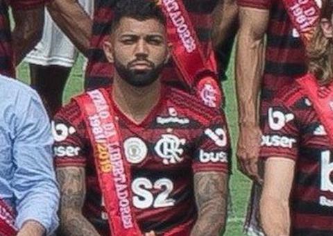 Gabigol faz polêmico gesto que Neymar e Ronaldinho fizeram em fotos oficiais; veja