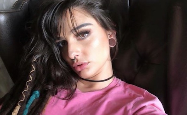 "Para alegrar o dia", diz famosa atriz pornô ao mostrar nudes em rede social; veja