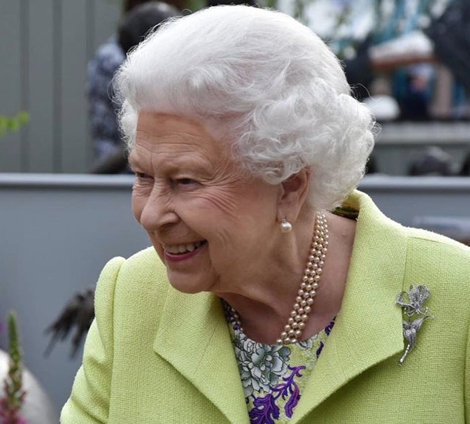 Rainha Elizabeth oferece salário de R$ 273 mil ao ano para cuidar de suas redes sociais