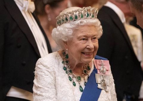 Rainha Elizabeth oferece salário de R$ 273 mil ao ano para cuidar de suas redes sociais