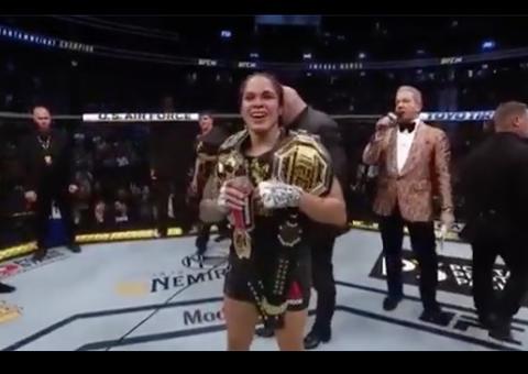 Imbatível por mais de 4 anos, Amanda Nunes mantém o título em luta  no UFC