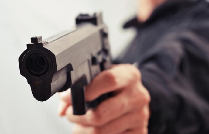 Marido flagra esposa e amante em motel e acaba assassinado com tiro no rosto