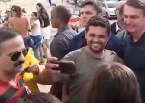 Bolsonaro cria climão ao fazer piada com flamenguista: 'se sumir a carteira, já sei quem é'
