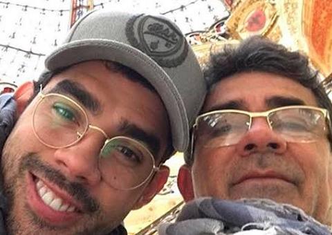  Pai de Gabriel Diniz usa roupa do filho na premiação do ‘Troféu Domingão’