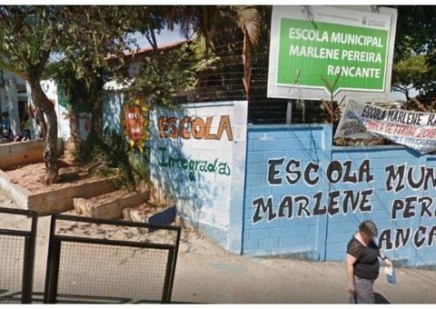 Com uma lixeira, professor é agredido por aluno dentro de sala de aula