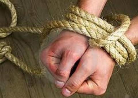 Ao ter casa invadida, homem sai correndo com mãos amarradas por rua de Manaus