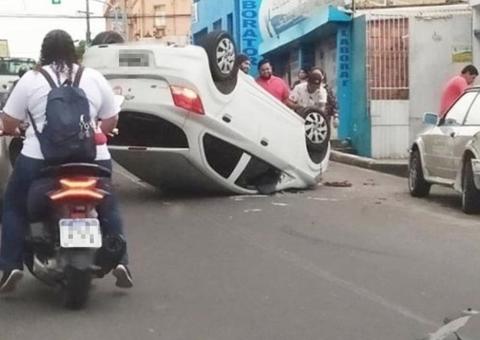 Desgovernado, carro capota após se chocar com outro em avenida de Manaus
