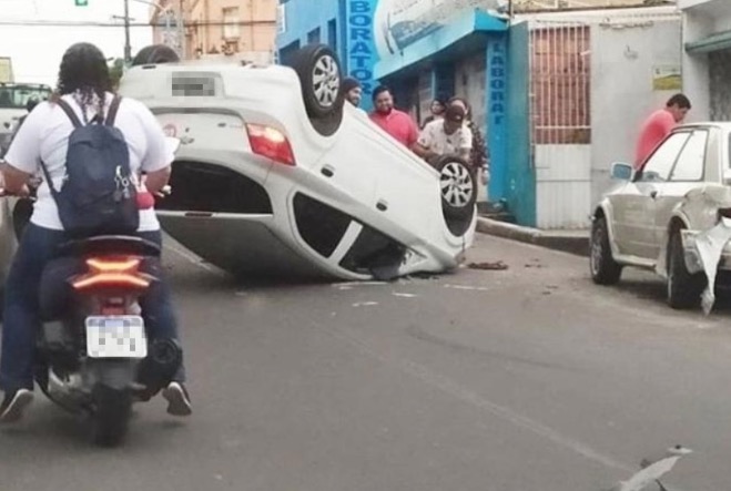 Desgovernado, carro capota após se chocar com outro em avenida de Manaus