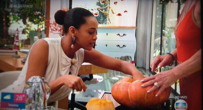 Ana Maria Braga “trolla” Taís Araújo e dá abóbora gigante para atriz durante programa 